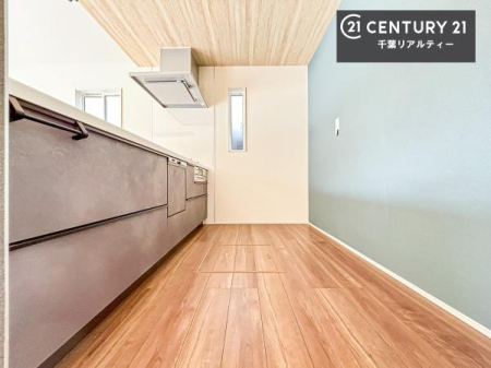 �L�b�`�� ��Ƃ肠�钲���X�y�[�X�ō�Ƃ����₷�����K�ȃL�b�`���ł��I
���q�l�ƈꏏ�ɂ��َq������y���߂�L�X�X�y�[�X�ł��B�y�����������ԂɂȂ肻���ł��ˁI