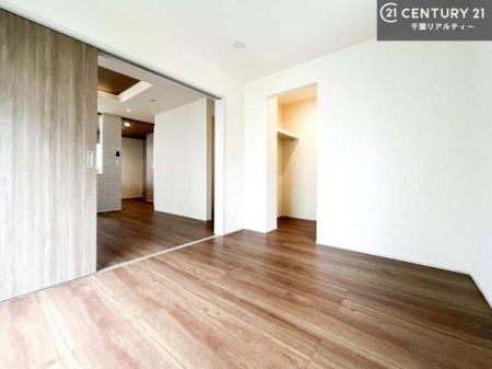 �m�� ���r���O�ɗאڂ����m���́A�J�������LDK�ƂȂ���J���I�ȋ�ԂɁB
���q�l�̗V�я�⃏�[�N�X�y�[�X�A�q�ԂȂǑ��ړI�Ɋ��p�ł���֗��Ȃ������ł��B