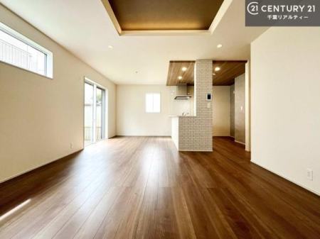 ���r���O ��؂ȉƑ����W�܂邩�炱��LDK�ɂ͂�����肽���B
�q�����������C�ɏ΂��Ȃ��瑖�����Ă���p�����������u�L���Ƃɂ��ėǂ������v�Ǝv���u�Ԃł��B