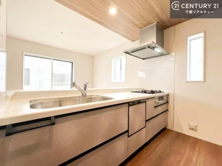 �L�b�`�� ��l�C�̑Ζʎ��V�X�e���L�b�`�����̗p���Ă��܂��I���Ƒ��̃R�~���j�P�[�V���������R�Ƒ�����݌v�ł��B
���q�l�ɂ��ڂ��͂��̂Ŋ������ł��ˁI�L�X�g���ĉ��K�ō�Ƃ��i�݂܂��B