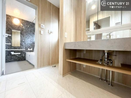 ���ʑ�E���ʏ� �X�^�C���b�V���ȃf�U�C���̐��ʑ���̗p�B�������ꂽ��Ԃ��A���̏�����A���̎��Ԃ����㎿�Ȃ��̂ɉ��o���܂��B