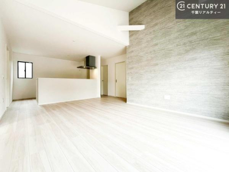 ���r���O ��؂ȉƑ����W�܂邩�炱��LDK�ɂ͂�����肽���B
�q�����������C�ɏ΂��Ȃ��瑖�����Ă���p�����������u�L���Ƃɂ��ėǂ������v�Ǝv���u�Ԃł��B