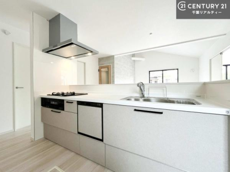 �L�b�`�� ��l�C�̑Ζʎ��V�X�e���L�b�`�����̗p���Ă��܂��I���Ƒ��̃R�~���j�P�[�V���������R�Ƒ�����݌v�ł��B
���q�l�ɂ��ڂ��͂��̂Ŋ������ł��ˁI�L�X�g���ĉ��K�ō�Ƃ��i�݂܂��B