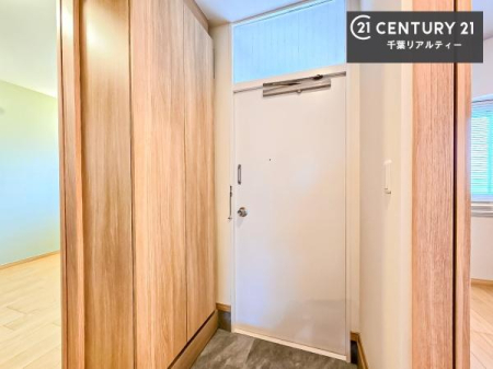 ���� �V���[�Y�{�b�N�X�t���B���ւ��Еt�����|�������₷���ł��I
�X�b�L���������ւŌ˂��J�����u�ԁA�������̂���S�n������Ԃ��o�}���Ă���܂��B