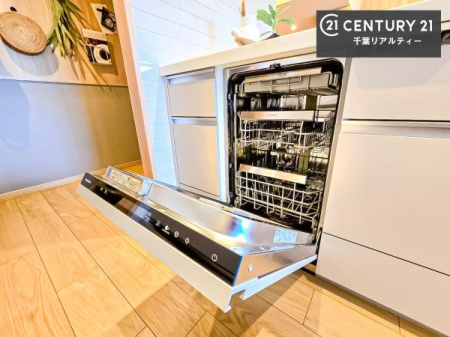 �L�b�`�� �H��@�t���̃L�b�`���ł��I�Z���������r��h�~�Ƃ��đ�ϊ��􂷂�֗��Ȏd�l�ł��I�r���g�C���Ȃ̂ŃL�b�`���̏ꏊ����炸�����X�y�[�X���L���g�����Ƃ��o���܂��I