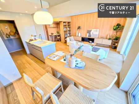 ���r���O ��؂ȉƑ����W�܂邩�炱��LDK�ɂ͂�����肽���B
�q�����������C�ɏ΂��Ȃ��瑖�����Ă���p�����������u�L���Ƃɂ��ėǂ������v�Ǝv���u�Ԃł��B