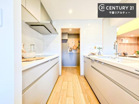 �L�b�`�� �y�X�����̃Z�p���[�g�L�b�`���I
�p�x��ς�����Ă���ƂƐ􂢕���ƂŃV�t�g�`�F���W���ł��܂��I
�����l�Ŏ蕪�����č�Ƃ����₷�����͓I�ȃL�b�`���ł��I