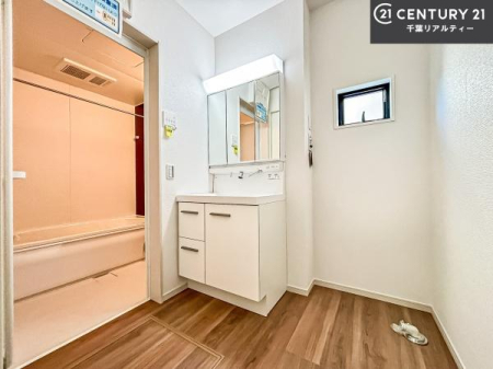 ���ʑ�E���ʏ� �O�ʋ��d�l�̐��ʏ��́A�g�����Ȃ݂����₷������I���͎��[�ɂȂ��Ă��܂��B�h���C���[�₨���ϓ����Еt������̂Ő��ʑ������X�b�L���ƌ����邱�Ƃ��o���܂��I