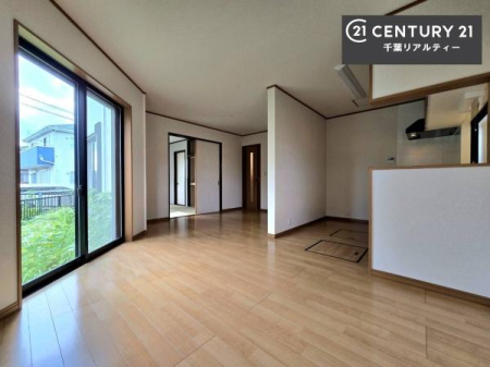 ���r���O �傫�ȑ����炽���Ղ�̗z���������閾�邢���r���O�B�J�����̂��郊�r���O�ŉƑ��c���̂��났�̎��Ԃ��߂����܂��B