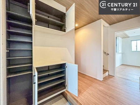 ���� �V���[�Y�{�b�N�X�t���B���ւ��Еt�����|�������₷���ł��I
�X�b�L���������ւŌ˂��J�����u�ԁA�������̂���S�n������Ԃ��o�}���Ă���܂��B