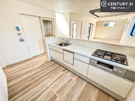 �L�b�`�� ��Ƃ肠�钲���X�y�[�X�ō�Ƃ����₷�����K�ȃL�b�`���ł��I
���q�l�ƈꏏ�ɂ��َq������y���߂�L�X�X�y�[�X�ł��B�y�����������ԂɂȂ肻���ł��ˁI