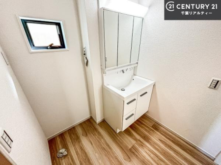 ���ʑ�E���ʏ� �O�ʋ��d�l�̐��ʏ��́A�g�����Ȃ݂����₷������I���͎��[�ɂȂ��Ă��܂��B�h���C���[�₨���ϓ����Еt������̂Ő��ʑ������X�b�L���ƌ����邱�Ƃ��o���܂��I