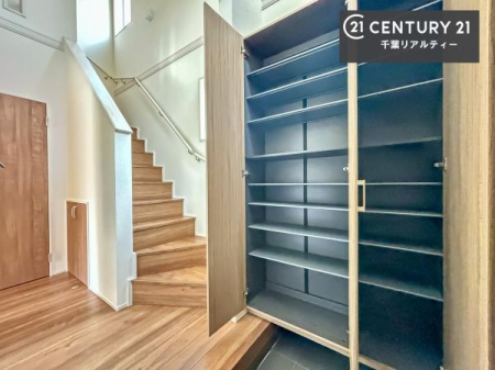 ���� �V���[�Y�{�b�N�X�t���B���ւ��Еt�����|�������₷���ł��I
�X�b�L���������ւŌ˂��J�����u�ԁA�������̂���S�n������Ԃ��o�}���Ă���܂��B