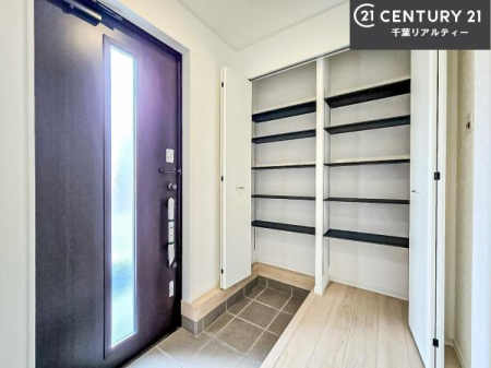 ���� �V���[�Y�{�b�N�X�t���B���ւ��Еt�����|�������₷���ł��I
�X�b�L���������ւŌ˂��J�����u�ԁA�������̂���S�n������Ԃ��o�}���Ă���܂��B