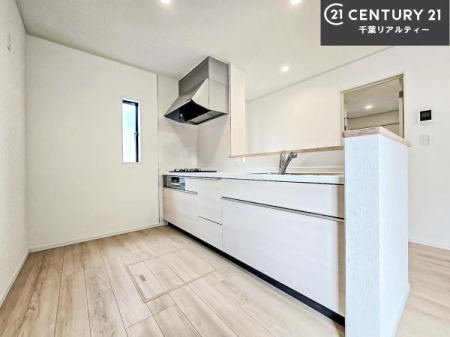 �L�b�`�� ��l�C�̑Ζʎ��V�X�e���L�b�`�����̗p���Ă��܂��I���Ƒ��̃R�~���j�P�[�V���������R�Ƒ�����݌v�ł��B
���q�l�ɂ��ڂ��͂��̂Ŋ������ł��ˁI�L�X�g���ĉ��K�ō�Ƃ��i�݂܂��B