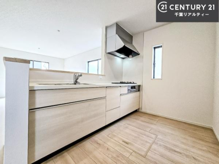 �L�b�`�� ��l�C�̑Ζʎ��V�X�e���L�b�`�����̗p���Ă��܂��I���Ƒ��̃R�~���j�P�[�V���������R�Ƒ�����݌v�ł��B
���q�l�ɂ��ڂ��͂��̂Ŋ������ł��ˁI�L�X�g���ĉ��K�ō�Ƃ��i�݂܂��B