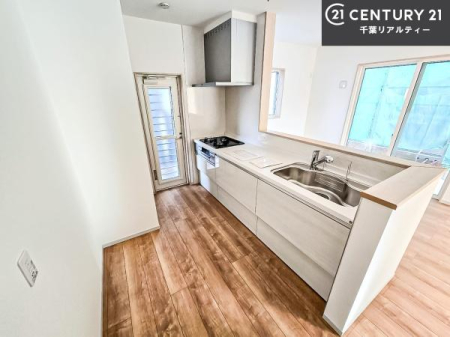 �L�b�`�� ��l�C�̑Ζʎ��V�X�e���L�b�`�����̗p���Ă��܂��I���Ƒ��̃R�~���j�P�[�V���������R�Ƒ�����݌v�ł��B
���q�l�ɂ��ڂ��͂��̂Ŋ������ł��ˁI�L�X�g���ĉ��K�ɍ�Ƃ��i�݂܂��B