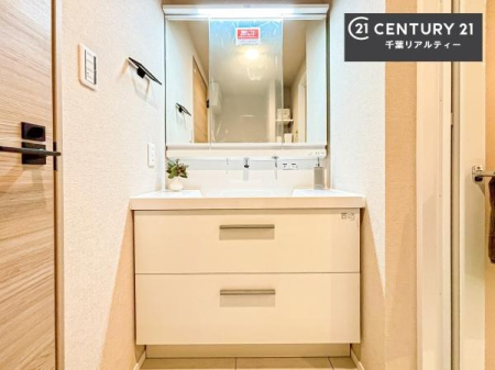 ���ʑ�E���ʏ� �O�ʋ��d�l�̐��ʏ��́A�g�����Ȃ݂����₷������I���͎��[�ɂȂ��Ă��܂��B�h���C���[�₨���ϓ����Еt������̂Ő��ʑ������X�b�L���ƌ����邱�Ƃ��o���܂��I