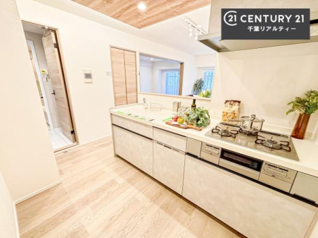 �L�b�`�� ��l�C�̑Ζʎ��V�X�e���L�b�`�����̗p���Ă��܂��I���Ƒ��̃R�~���j�P�[�V���������R�Ƒ�����݌v�ł��B
���q�l�ɂ��ڂ��͂��̂Ŋ������ł��ˁI�L�X�g���ĉ��K�ō�Ƃ��i�݂܂��B