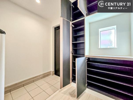 ���� �V���[�Y�{�b�N�X�t���B���ւ��Еt�����|�������₷���ł��I
�X�b�L���������ւŌ˂��J�����u�ԁA�������̂���S�n������Ԃ��o�}���Ă���܂��B