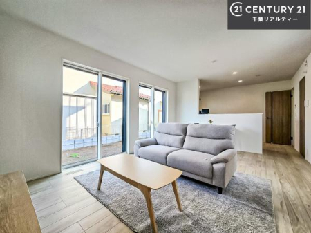 ���r���O ��؂ȉƑ����W�܂邩�炱��LDK�ɂ͂�����肽���B
�q�����������C�ɏ΂��Ȃ��瑖�����Ă���p�����������u�L���Ƃɂ��ėǂ������v�Ǝv���u�Ԃł��B