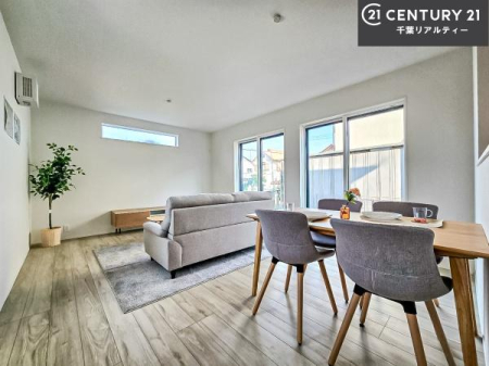 ���r���O �S�n�ǂ����r���O�͉Ƒ������R�ƏW�܂�܂��B�Ƒ��c�R�̎��Ԃ����������ł��B���Ƒ��ƁA����w�[���������Ԃ��߂��������ł��ˁB