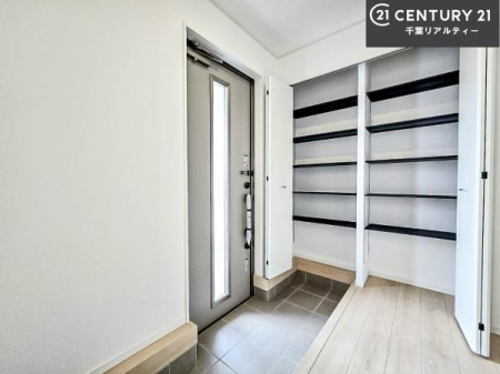 ���� �V���[�Y�{�b�N�X�t���B���ւ��Еt�����|�������₷���ł��I
�X�b�L���������ւŌ˂��J�����u�ԁA�������̂���S�n������Ԃ��o�}���Ă���܂��B