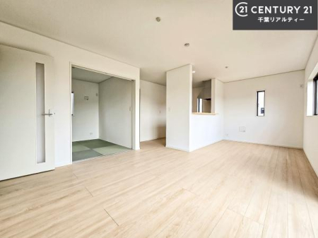 ���r���O �J�����̂���L�XLDK�I�\�t�@�[��_�C�j���O�e�[�u����u���Ă������ɂȂ�Ȃ��̂ŉ��K�ɉ߂����܂��I�R�~���j�P�[�V���������₷�����r���O�ł��I