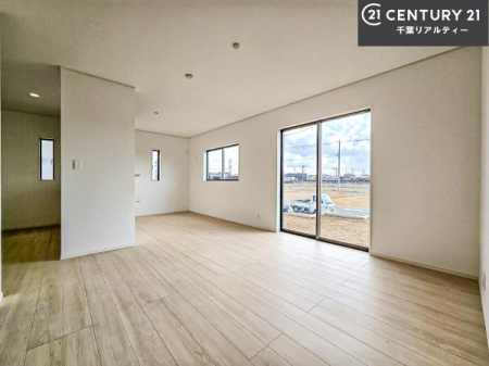 ���r���O ��؂ȉƑ����W�܂邩�炱��LDK�ɂ͂�����肽���B
�q�����������C�ɏ΂��Ȃ��瑖�����Ă���p�����������u�L���Ƃɂ��ėǂ������v�Ǝv���u�Ԃł��B