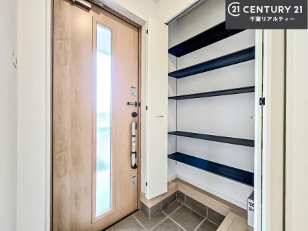 ���� �V���[�Y�{�b�N�X�t���B���ւ��Еt�����|�������₷���ł��I
�X�b�L���������ւŌ˂��J�����u�ԁA�������̂���S�n������Ԃ��o�}���Ă���܂��B