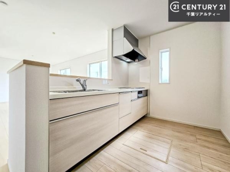 �L�b�`�� ��l�C�̑Ζʎ��V�X�e���L�b�`�����̗p���Ă��܂��I���Ƒ��̃R�~���j�P�[�V���������R�Ƒ�����݌v�ł��B
���q�l�ɂ��ڂ��͂��̂Ŋ������ł��ˁI�L�X�g���ĉ��K�ō�Ƃ��i�݂܂��B