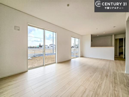 ���r���O ��؂ȉƑ����W�܂邩�炱��LDK�ɂ͂�����肽���B
�q�����������C�ɏ΂��Ȃ��瑖�����Ă���p�����������u�L���Ƃɂ��ėǂ������v�Ǝv���u�Ԃł��B