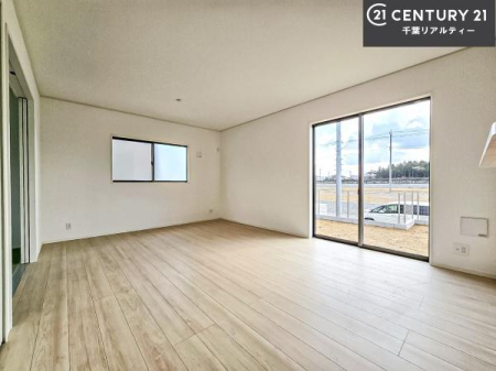 ���r���O ��؂ȉƑ����W�܂邩�炱��LDK�ɂ͂�����肽���B
�q�����������C�ɏ΂��Ȃ��瑖�����Ă���p�����������u�L���Ƃɂ��ėǂ������v�Ǝv���u�Ԃł��B