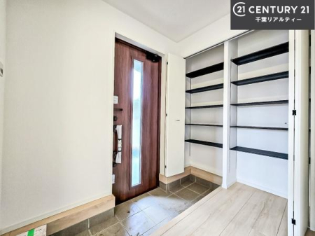 ���� �V���[�Y�{�b�N�X�t���B���ւ��Еt�����|�������₷���ł��I
�X�b�L���������ւŌ˂��J�����u�ԁA�������̂���S�n������Ԃ��o�}���Ă���܂��B