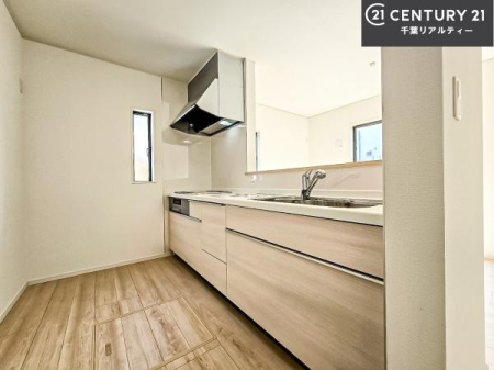 �L�b�`�� ��l�C�̑Ζʎ��V�X�e���L�b�`�����̗p���Ă��܂��I���Ƒ��̃R�~���j�P�[�V���������R�Ƒ�����݌v�ł��B
���q�l�ɂ��ڂ��͂��̂Ŋ������ł��ˁI�L�X�g���ĉ��K�ō�Ƃ��i�݂܂��B