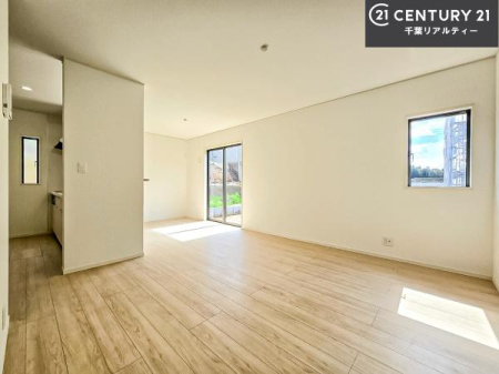 ���r���O ��؂ȉƑ����W�܂邩�炱��LDK�ɂ͂�����肽���B
�q�����������C�ɏ΂��Ȃ��瑖�����Ă���p�����������u�L���Ƃɂ��ėǂ������v�Ǝv���u�Ԃł��B