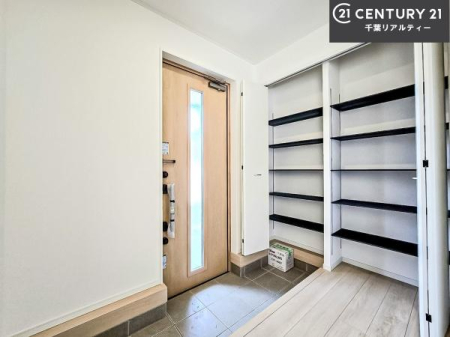 ���� �V���[�Y�{�b�N�X�t���B���ւ��Еt�����|�������₷���ł��I
�X�b�L���������ւŌ˂��J�����u�ԁA�������̂���S�n������Ԃ��o�}���Ă���܂��B