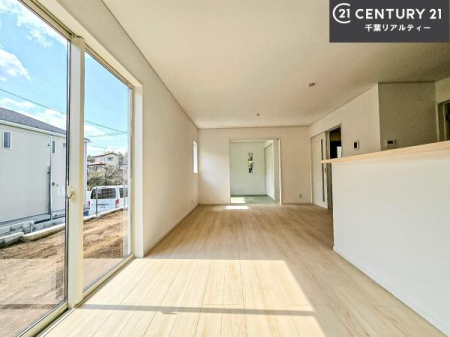 ���r���O ��؂ȉƑ����W�܂邩�炱��LDK�ɂ͂�����肽���B
�q�����������C�ɏ΂��Ȃ��瑖�����Ă���p�����������u�L���Ƃɂ��ėǂ������v�Ǝv���u�Ԃł��B