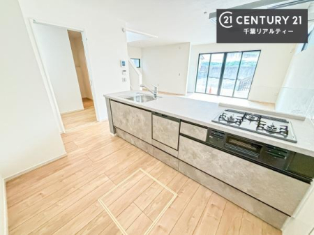 �L�b�`�� ��l�C�̑Ζʎ��V�X�e���L�b�`�����̗p���Ă��܂��I���Ƒ��̃R�~���j�P�[�V���������R�Ƒ�����݌v�ł��B
���q�l�ɂ��ڂ��͂��̂Ŋ������ł��ˁI�L�X�g���ĉ��K�ō�Ƃ��i�݂܂��B