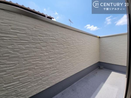 �o���R�j�[ ��ʂɍL����o���R�j�[��񂩏��ݒu�B�z������ƒʕ��Ɍb�܂ꂽ�A�J�������ӂ��݌v�ł��B