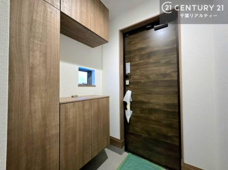 ���� �V���[�Y�{�b�N�X�t���Ȃ̂ŁA���ւ��Еt�����|�������₷���ł��I
�X�b�L���������ւŌ˂��J�����u�ԁA�������̂���S�n������Ԃ��o�}���Ă���܂��B