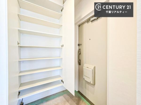 ���� �V���[�Y�{�b�N�X�t���B���ւ��Еt�����|�������₷���ł��I
�X�b�L���������ւŌ˂��J�����u�ԁA�������̂���S�n������Ԃ��o�}���Ă���܂��B