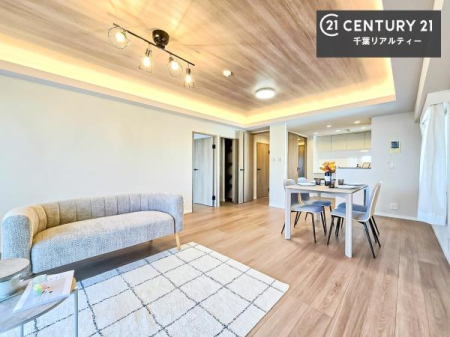 ���r���O ��؂ȉƑ����W�܂邩�炱��LDK�ɂ͂�����肽���B
�q�����������C�ɏ΂��Ȃ��瑖�����Ă���p�����������u�L���Ƃɂ��ėǂ������v�Ǝv���u�Ԃł��B