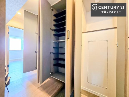 ���� �V���[�Y�{�b�N�X�t���B���ւ��Еt�����|�������₷���ł��I
�X�b�L���������ւŌ˂��J�����u�ԁA�������̂���S�n������Ԃ��o�}���Ă���܂��B