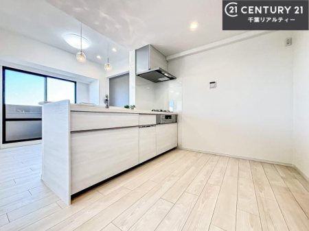 �L�b�`�� ��l�C�̑Ζʎ��V�X�e���L�b�`�����̗p���Ă��܂��I���Ƒ��̃R�~���j�P�[�V���������R�Ƒ�����݌v�ł��B
���q�l�ɂ��ڂ��͂��̂Ŋ������ł��ˁB�L�X�g���ĉ��K�ɍ�Ƃ��i�݂܂��B