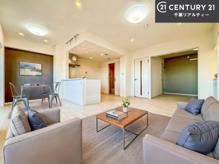 ���r���O �Ƌ��CG�p�[�X�ł��B�S�n�ǂ����r���O�͉Ƒ������R�ƏW�܂�܂��B�Ƒ��c�R�̎��Ԃ����������ł��B���Ƒ��ƁA����w�[���������Ԃ��߂��������ł��ˁB