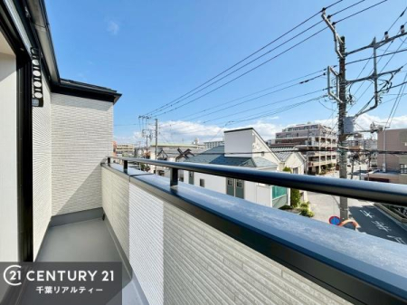 �Z�˂���̒��]�ʐ^ 3�K���Ẵo���R�j�[�́A���̐S�n�悢�������𗁂тȂ���̂ЂƂƂ���A�镗�ɓ�����Ȃ���̃����b�N�X�^�C���ɍœK�B���󕨂�z�c���������K�ɍs���A���p���Ɖ��K�������˔��������͓I�ȃX�y�[�X�ł��B