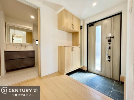 ���� ���ւ̃V���[�Y�{�b�N�X�́A���[�͗ǍD�ŌC���������萮���ł��邾���łȂ��A�㕔������I�Ƃ��Ċ��p�\�B���C�ɓ���̏�����O���[����u���΁A���q���}���邨�����ȋ�ԂɎd�オ��܂��I