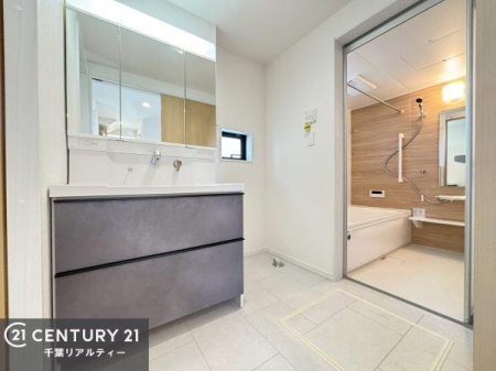 ���ʑ�E���ʏ� �܂�Ńz�e���̃p�E�_�[���[���̂悤�Ȑ��ʃX�y�[�X�B
�L���J�E���^�[�̓��C�N��w�A�Z�b�g�ɂ��g���₷���A���̏������X���[�Y�ł��B