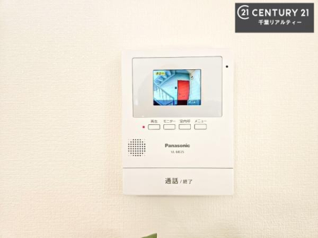 ���̑����� TV���j�^�[�t���C���^�[�z��������A�K��҂��f���Ŋm�F���Ă���Ή��ł��邽�߁A�h�Ɩʂ����S�ł��B���q�l�̂�����Ԏ��ɂ��S�����A���Ƒ��̈��S�E���S�ȕ�炵���T�|�[�g���܂��B